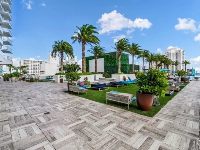 2-bedroom condo for sale in Hollywood - 4010 S Ocean Drive R1102 - MondialRealty