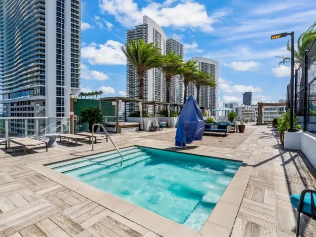 2-bedroom condo for sale in Hollywood - 4010 S Ocean Drive R1102 - MondialRealty