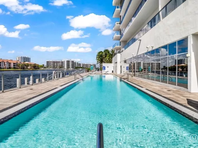 2-bedroom condo for sale in Hollywood - 4010 S Ocean Drive R1102 - MondialRealty