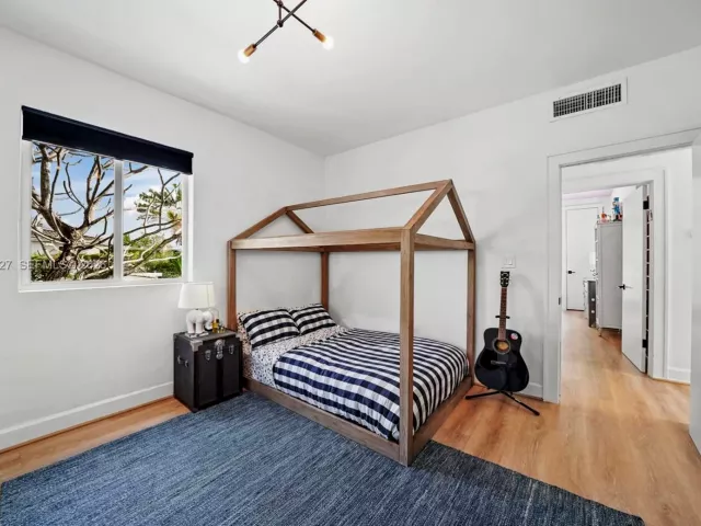 4-bedroom home for rent in Miami Beach - 5237 La Gorce Drive 5237 - MondialRealty