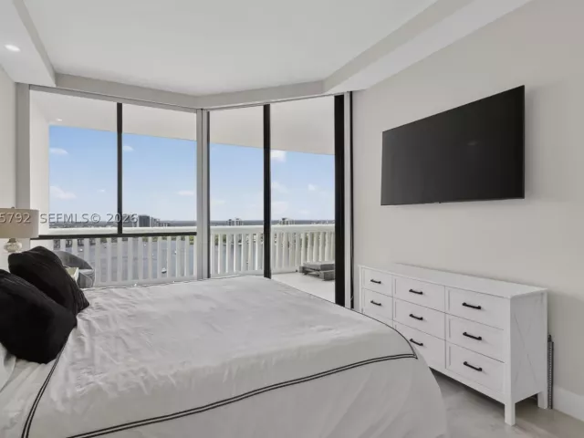 3-bedroom condo for sale in Aventura - 1000 ISLAND BL 3107 - MondialRealty