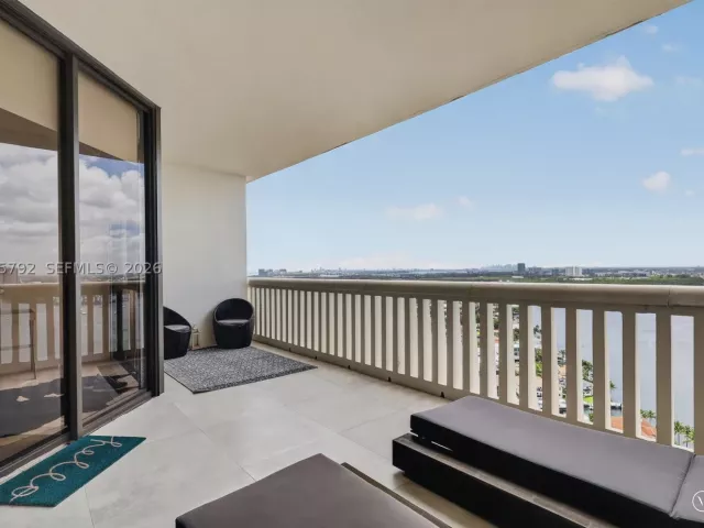 3-bedroom condo for sale in Aventura - 1000 ISLAND BL 3107 - MondialRealty