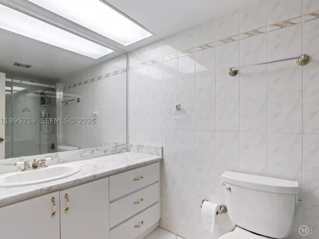 2-bedroom condo for sale in Sunny Isles Beach - 230 174th St 2404 - MondialRealty