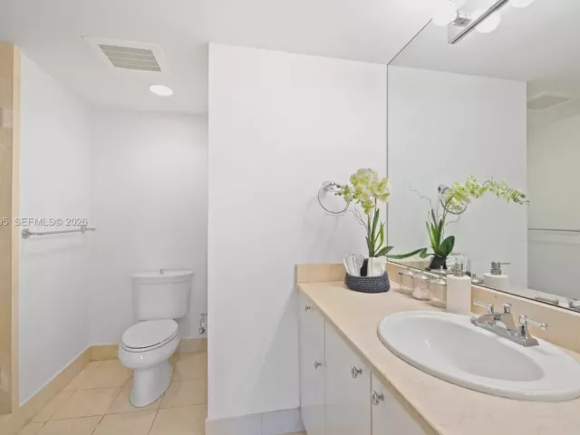 2-bedroom condo for sale in Aventura - 20000 E Country Club Dr 314 - MondialRealty