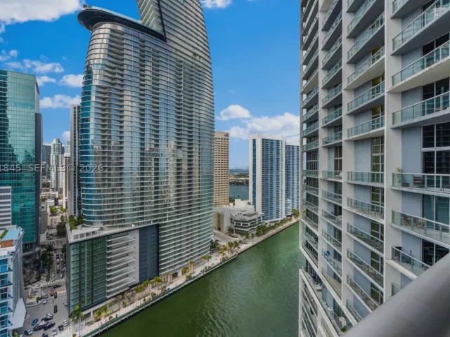 1-bedroom condo for sale in Miami - 475 Brickell Ave 2812 - MondialRealty