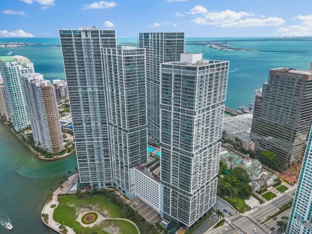 1-bedroom condo for sale in Miami - 475 Brickell Ave 2812 - MondialRealty