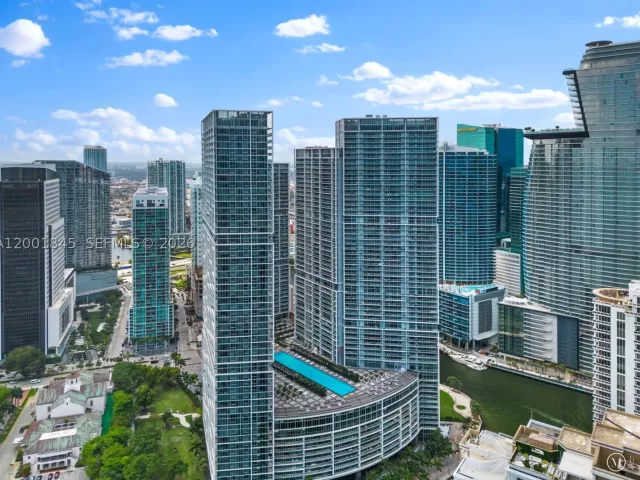 1-bedroom condo for sale in Miami - 475 Brickell Ave 2812 - MondialRealty