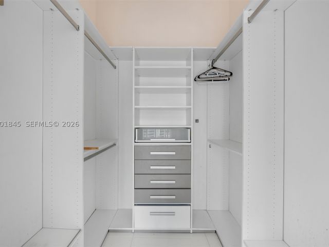 1-bedroom condo for sale in Miami - 475 Brickell Ave 2812 - MondialRealty