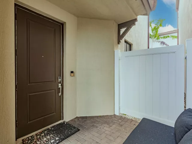 4-bedroom home for sale in Riviera Beach - 6026 Pine Tree Way 6026 - MondialRealty