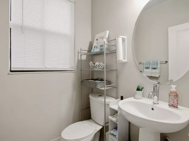 4-bedroom home for sale in Riviera Beach - 6026 Pine Tree Way 6026 - MondialRealty
