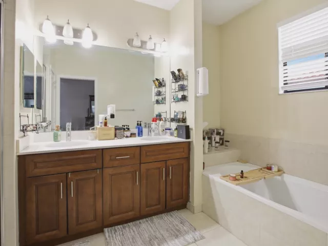 4-bedroom home for sale in Riviera Beach - 6026 Pine Tree Way 6026 - MondialRealty
