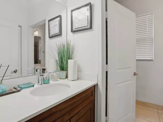 4-bedroom home for sale in Riviera Beach - 6026 Pine Tree Way 6026 - MondialRealty
