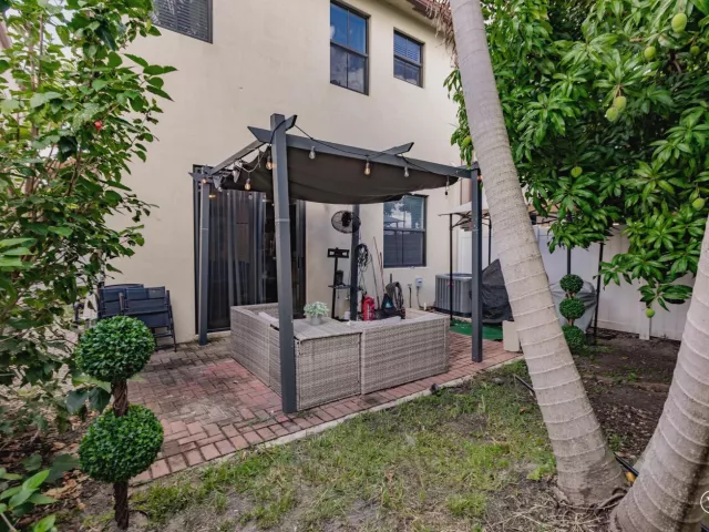 4-bedroom home for sale in Riviera Beach - 6026 Pine Tree Way 6026 - MondialRealty