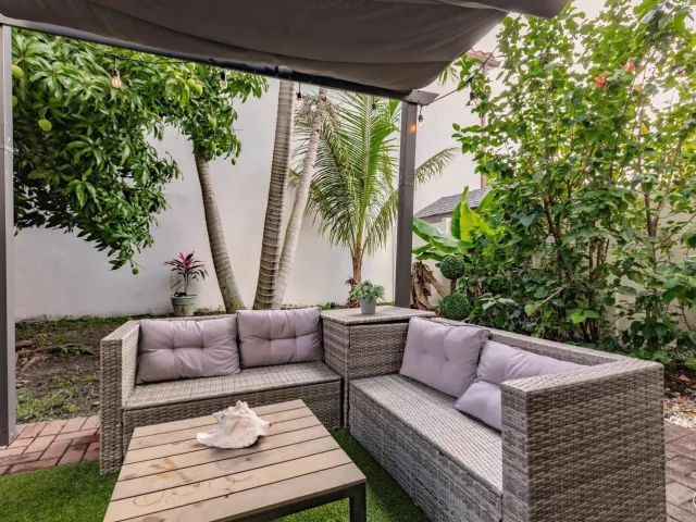 4-bedroom home for sale in Riviera Beach - 6026 Pine Tree Way 6026 - MondialRealty