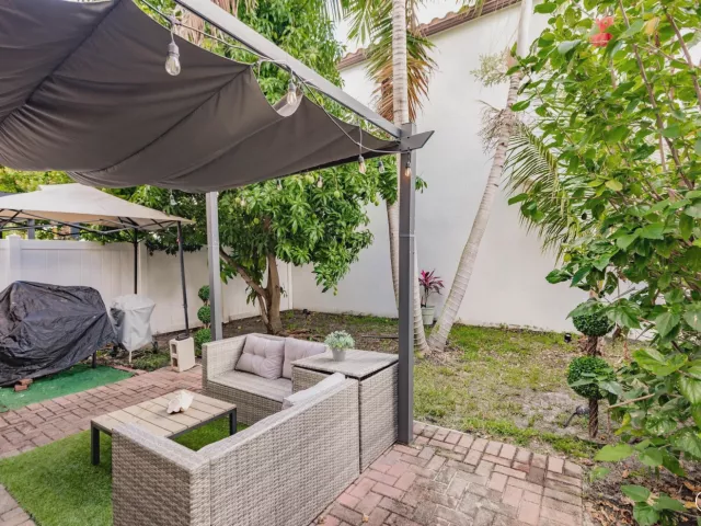 4-bedroom home for sale in Riviera Beach - 6026 Pine Tree Way 6026 - MondialRealty
