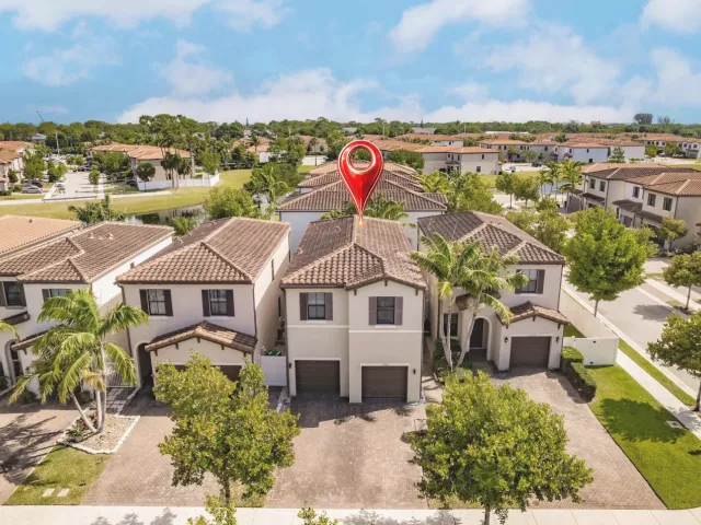 4-bedroom home for sale in Riviera Beach - 6026 Pine Tree Way 6026 - MondialRealty