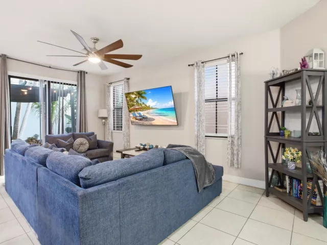 4-bedroom home for sale in Riviera Beach - 6026 Pine Tree Way 6026 - MondialRealty