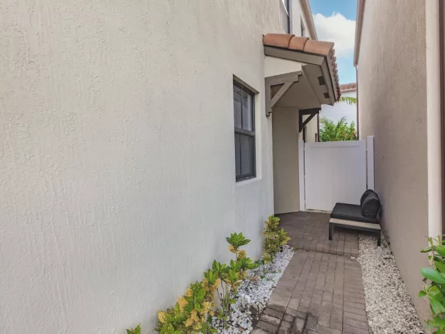 4-bedroom home for sale in Riviera Beach - 6026 Pine Tree Way 6026 - MondialRealty