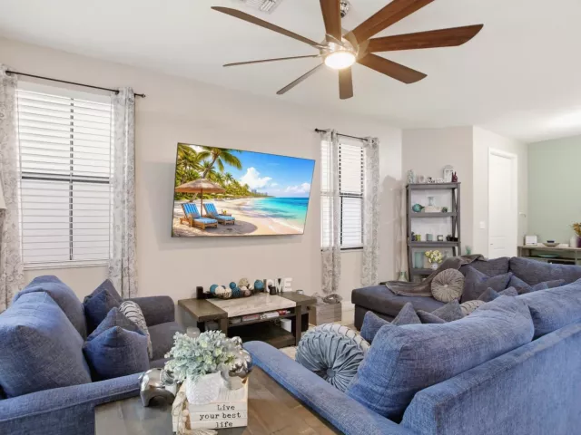 4-bedroom home for sale in Riviera Beach - 6026 Pine Tree Way 6026 - MondialRealty