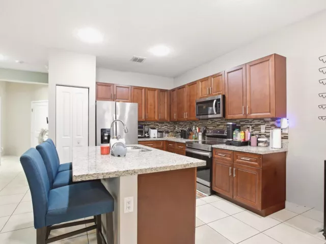 4-bedroom home for sale in Riviera Beach - 6026 Pine Tree Way 6026 - MondialRealty