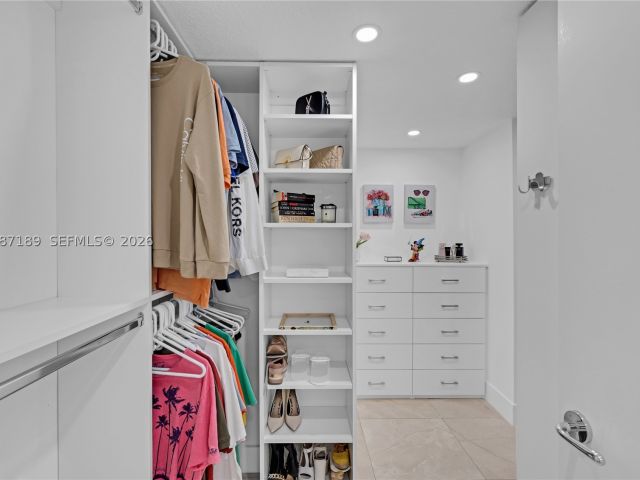 2-bedroom condo for rent in Miami Beach - 1500 Ocean Dr 505 - MondialRealty