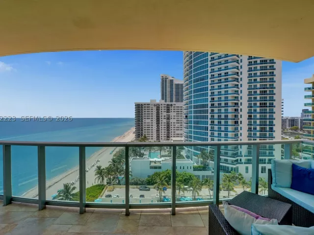 2-bedroom condo for rent in Hollywood - 2501 S Ocean Dr 1211 - MondialRealty