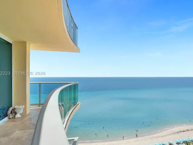 2-bedroom condo for rent in Hollywood - 2501 S Ocean Dr 1211 - MondialRealty