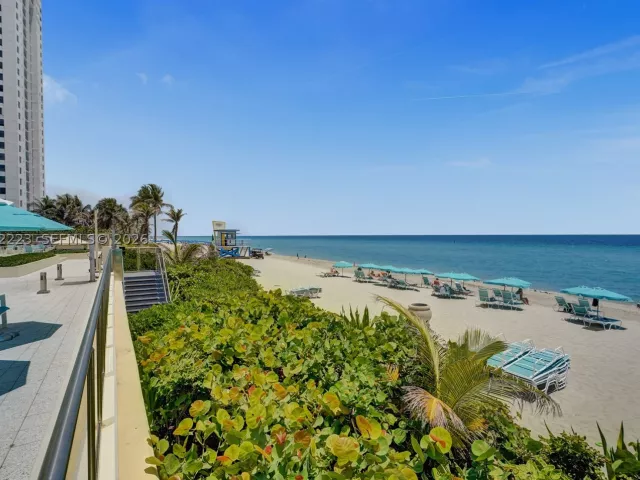 2-bedroom condo for rent in Hollywood - 2501 S Ocean Dr 1211 - MondialRealty