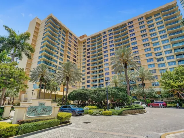 2-bedroom condo for rent in Hollywood - 2501 S Ocean Dr 1211 - MondialRealty