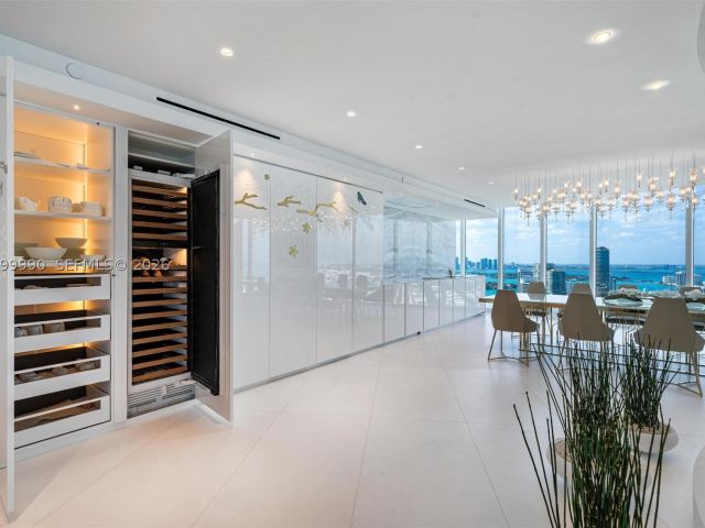4-bedroom condo for sale in Miami Beach - 300 S Pointe Dr PH-5 - MondialRealty