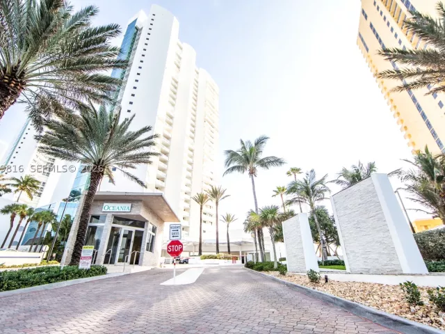 2-bedroom condo for sale in Sunny Isles Beach - 16500 Collins Ave 554 - MondialRealty