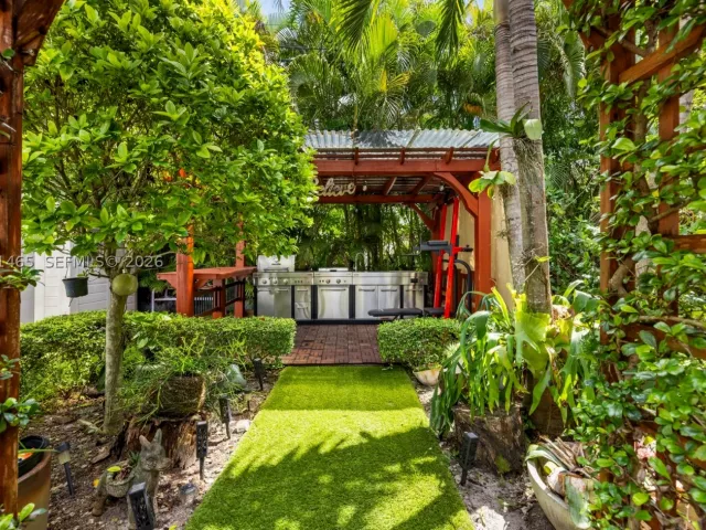 3-bedroom home for rent in Coral Gables - 2121 Red Rd 0 - MondialRealty