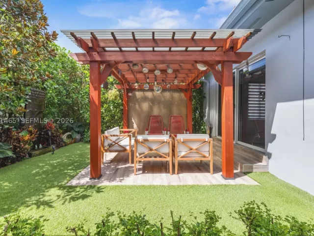 3-bedroom home for rent in Coral Gables - 2121 Red Rd 0 - MondialRealty