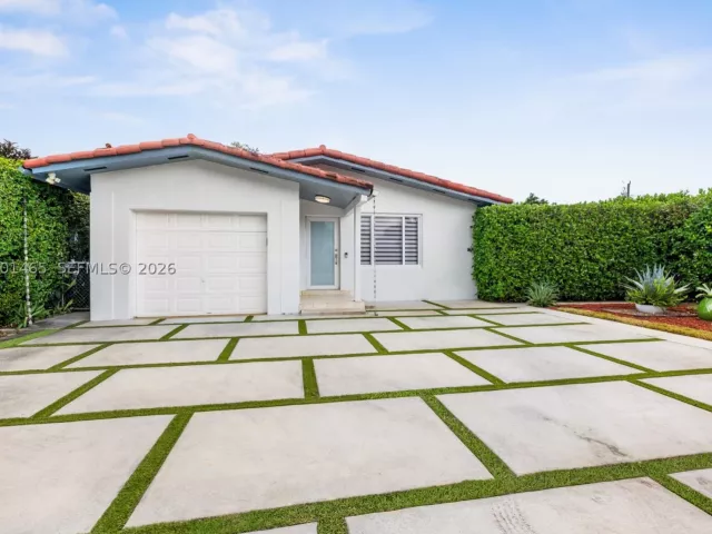 3-bedroom home for rent in Coral Gables - 2121 Red Rd 0 - MondialRealty