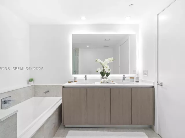 3-bedroom condo for sale in Miami - 488 NE 18th St 715 - MondialRealty
