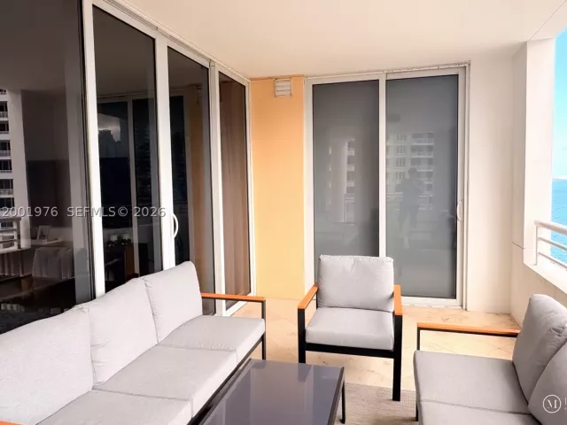 2-bedroom condo for sale in Miami - 848 Brickell Key Dr 905 - MondialRealty