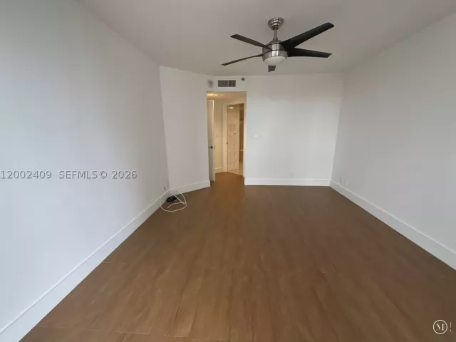 2-bedroom condo for sale in Aventura - 20185 E Country Club Dr 1105 - MondialRealty