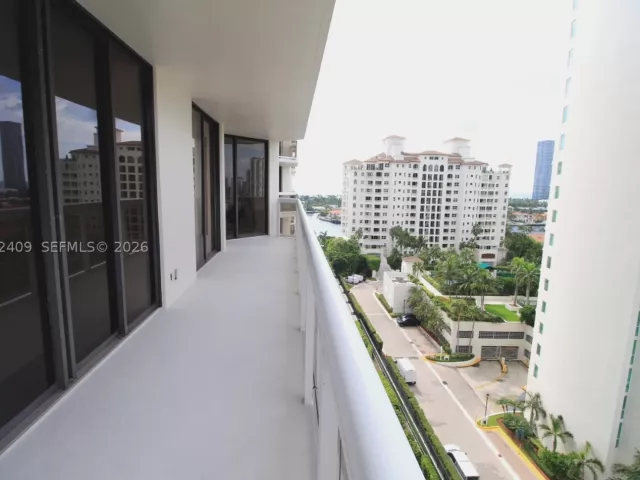 2-bedroom condo for sale in Aventura - 20185 E Country Club Dr 1105 - MondialRealty