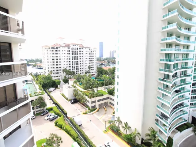 2-bedroom condo for sale in Aventura - 20185 E Country Club Dr 1105 - MondialRealty