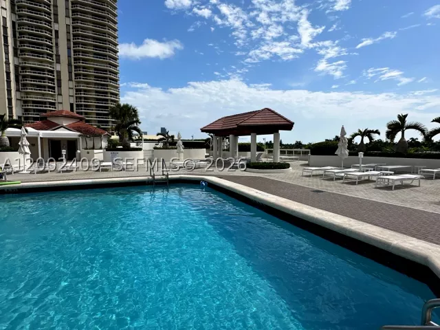 2-bedroom condo for sale in Aventura - 20185 E Country Club Dr 1105 - MondialRealty