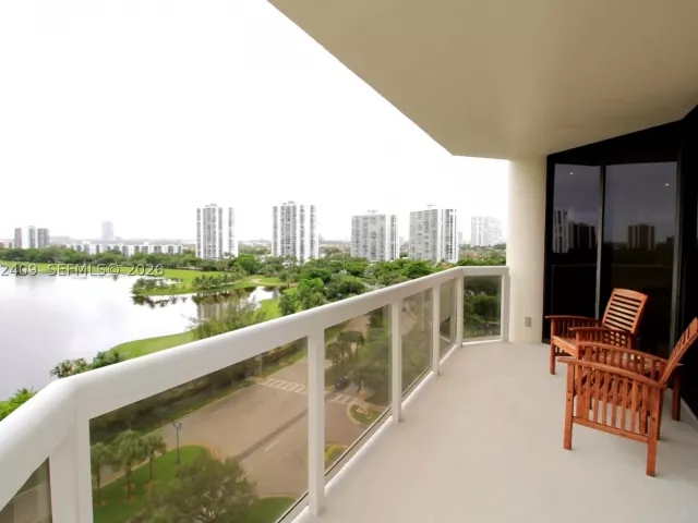 2-bedroom condo for sale in Aventura - 20185 E Country Club Dr 1105 - MondialRealty