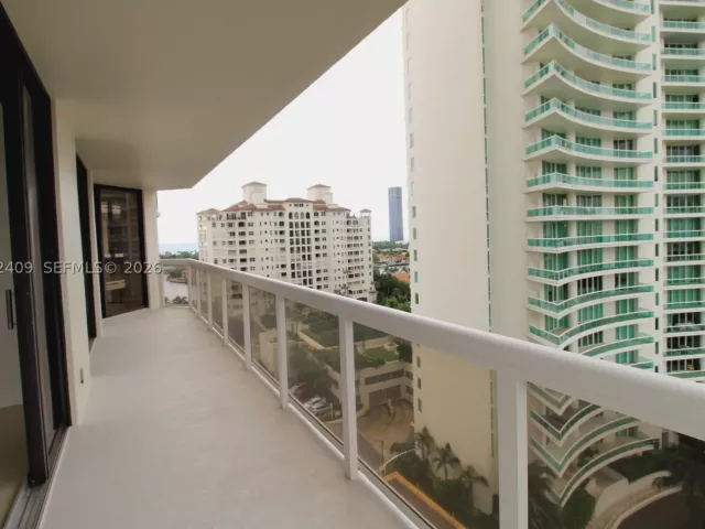 2-bedroom condo for sale in Aventura - 20185 E Country Club Dr 1105 - MondialRealty