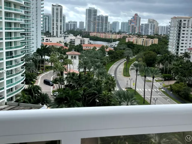 2-bedroom condo for sale in Aventura - 20185 E Country Club Dr 1105 - MondialRealty
