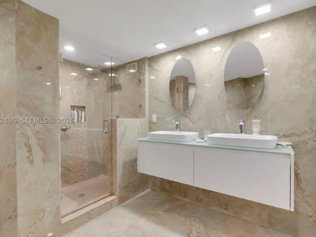 3-bedroom condo for sale in Miami Beach - 5660 Collins Ave 4B - MondialRealty