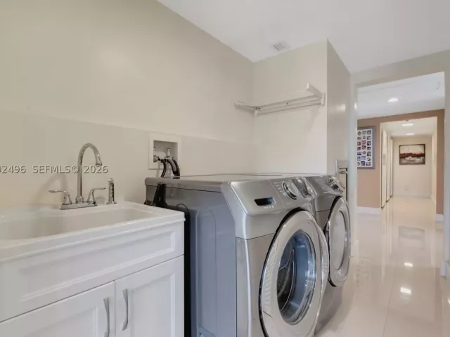 3-bedroom condo for sale in Miami Beach - 5660 Collins Ave 4B - MondialRealty