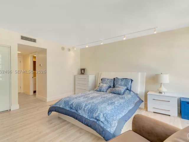 3-bedroom condo for sale in Miami Beach - 5660 Collins Ave 4B - MondialRealty