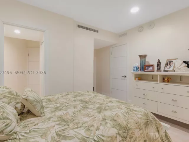 3-bedroom condo for sale in Miami Beach - 5660 Collins Ave 4B - MondialRealty