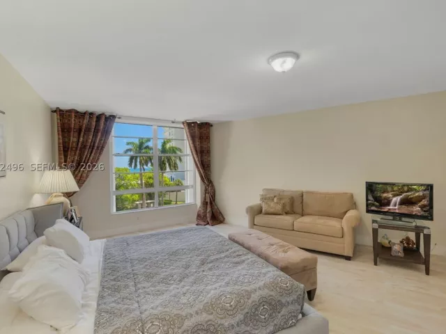 3-bedroom condo for sale in Miami Beach - 5660 Collins Ave 4B - MondialRealty