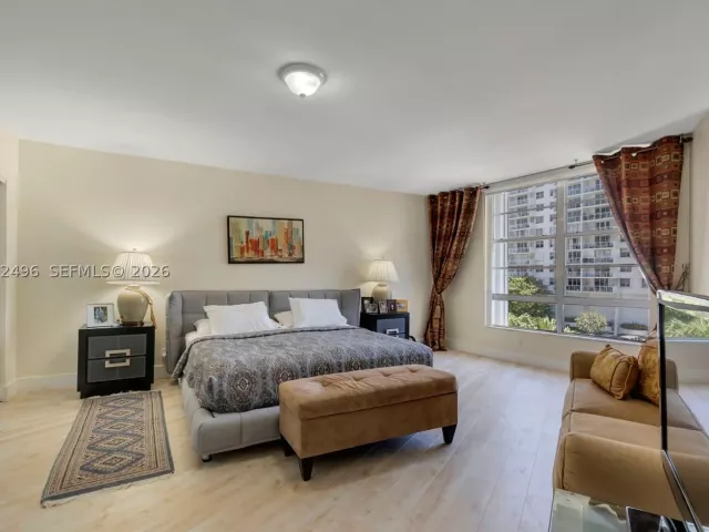 3-bedroom condo for sale in Miami Beach - 5660 Collins Ave 4B - MondialRealty