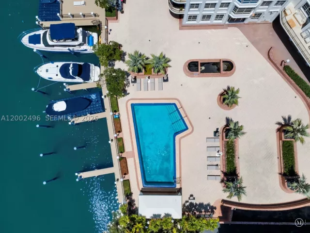 3-bedroom condo for sale in Miami Beach - 5660 Collins Ave 4B - MondialRealty